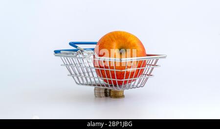 Obst im Warenkorb. Erhöhung der Obstpreise. Rabatt auf den Kauf von Äpfeln. Stockfoto