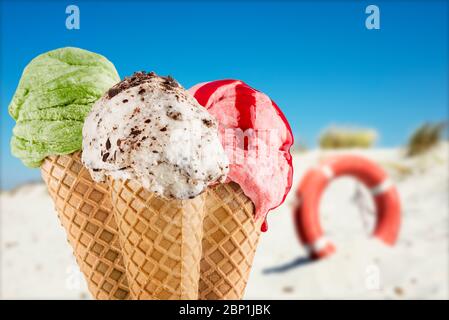 Eis-Zapfen Nahaufnahme mit verschiedenen Geschmacksrichtungen auf Strand Hintergrund Stockfoto