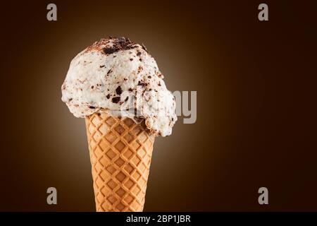 Stracciatella Eis-Kegel auf braunem Hintergrund Stockfoto