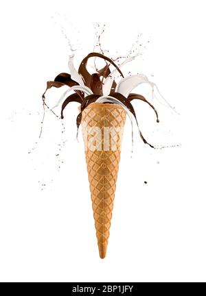 Vanille- und Schokoladenwellen, die aus Eiszapfen plätschern, isoliert auf weißem Hintergrund Stockfoto