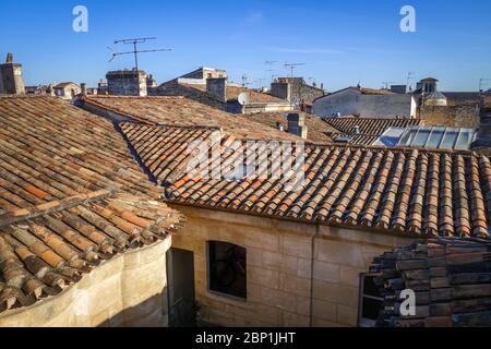 Traditionelles Dach und Blick auf die Stadt in Bordeaux, Frankreich Stockfoto