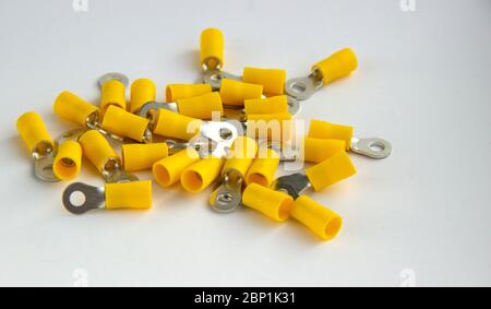 Elektrischer Crimp-Anschlussstecker. Metallklemmen isoliert auf weißem Hintergrund Stockfoto