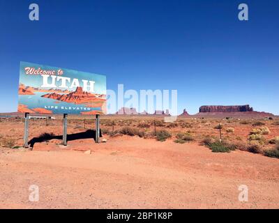 UTAH USA - OCT 03: Willkommen in Utah - Text an Bord an der Grenze zwischen Utah und Arizona Staaten im Monument Valley am 03. Oktober. 2019 in den USA Stockfoto