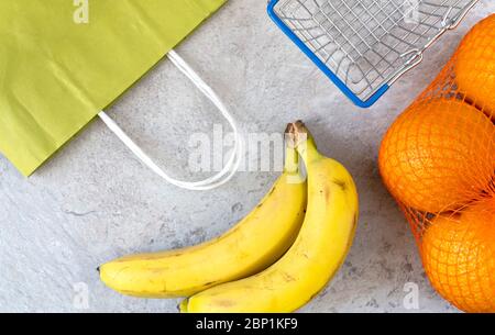Lieferung von Lebensmitteln während der Quarantäne Coronavirus Covid-19 Zeitraum. Produkte in einem Papierbeutel. Kontaktloses Online-Shopping Stockfoto