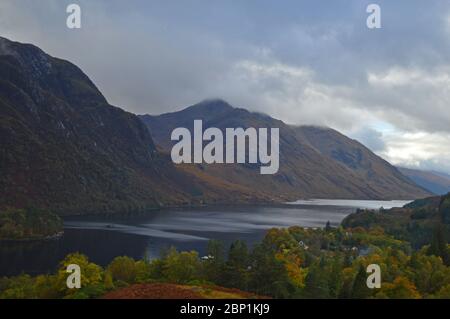 Loch Shiel und Sgurr Ghiubhsachain im Herbst, Glenfinnan, Schottland Stockfoto