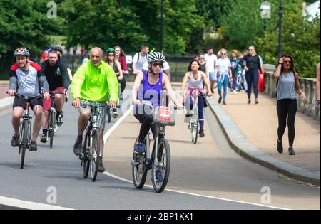 London, Großbritannien. Mai 2020. Die Leute machen einen Sonntagsspaziergang und eine Radtour, da die Lockdown etwas entspannt ist und das Wetter in den nächsten sieben Tagen besser wird. Quelle: Tommy London/Alamy Live News Stockfoto