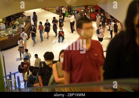 Bangkok, Thailand. Mai 2020. Kunden stehen am 17. Mai 2020 in einem Einkaufszentrum in Bangkok, Thailand, auf einer Rolltreppe an. Die thailändische Regierung gab am Freitag bekannt, dass Einkaufszentren und Restaurants zu den Unternehmen gehören, die im Rahmen der Phase zwei COVID-19 Lockdown Entspannung am Sonntag wieder eröffnet werden dürfen, und die Sperrstunde wird um eine Stunde auf 11 Uhr verkürzt. Quelle: Lachen Sageamsak/Xinhua/Alamy Live News Stockfoto