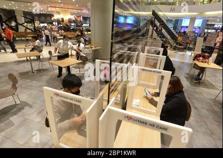 Bangkok, Thailand. Mai 2020. Die Menschen essen im Food Court in einem Einkaufszentrum in Bangkok, Thailand, 17. Mai 2020. Die thailändische Regierung gab am Freitag bekannt, dass Einkaufszentren und Restaurants zu den Unternehmen gehören, die im Rahmen der Phase zwei COVID-19 Lockdown Entspannung am Sonntag wieder eröffnet werden dürfen, und die Sperrstunde wird um eine Stunde auf 11 Uhr verkürzt. Quelle: Lachen Sageamsak/Xinhua/Alamy Live News Stockfoto