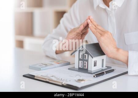 Versicherung Schutzüberstellung Haus für Schutz und Pflege, Konzept von Haus und Immobilien Sachversicherung Stockfoto