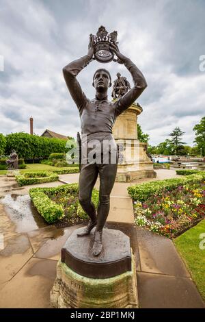 Eine Statue der Figur Prinz Hal (Heinrich V.) und William Shakespeare auf der Spitze des Gower Monument, Stratford-upon-Avon, England Stockfoto