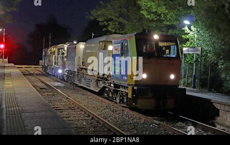 Ein Mehrzweckzug steht am Bahnhof Rufford am Abend des 5.5.20, wurde es verwendet, um Unkrautvernichter entlang der Gleise zu sprühen Stockfoto