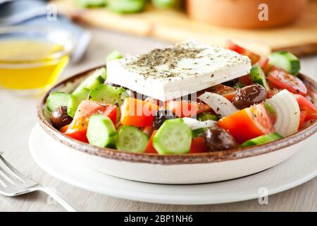 Schüssel mit hausgemachten griechischen Salat mit Bio-Gemüse und Feta-Käse Stockfoto