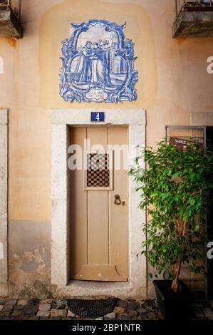 Antike Azulejo Fliesen über einem alten Eingang in Lissabon Portugal Stockfoto