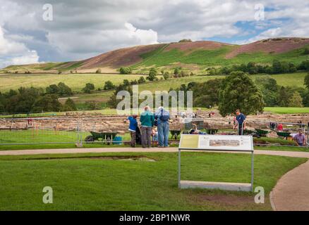 Archäologische Ausgrabungen - Archäologen Unternehmen Ausgrabungen in Vindolanda Roman Fort in der Nähe Hadrian's Wall in Northumberland. Stockfoto