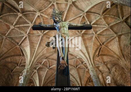 Christus Kruzifix in Santa Maria de Belem Kirche Innenraum - Mosteiro dos Jeronimos - Belem Bezirk - Lissabon, Portugal Stockfoto