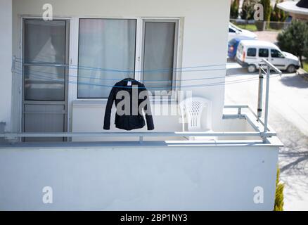 Damenjacke am Seil auf dem Balkon. Stockfoto