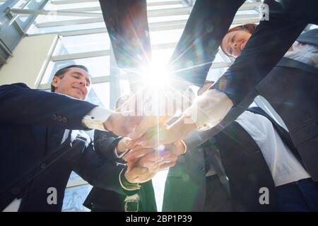 Business Teamwork Konzept, Mitarbeiter setzen Hände zusammen in einem Tower Stacking Hände Einheit Kooperationskonzept Stockfoto