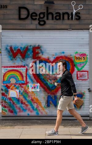 London, Großbritannien. Mai 2020. We Love NHS wird auf die Rollläden eines Fulham Friseurs gesprüht - die 'Sperre' geht weiter für den Ausbruch des Coronavirus (Covid 19) in London. Kredit: Guy Bell/Alamy Live News Stockfoto