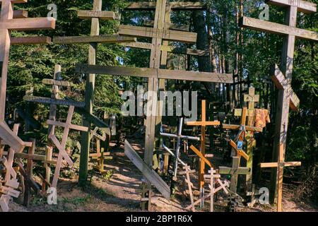 Grabarka,POLEN-23. AUGUST 2018: Grabarka Orthodoxes Kirchenklochhaus im Sonnenuntergang mit alten Kreuzen neben der Kapelle, Woiwodschaft Podlasie, Polen, EUR Stockfoto