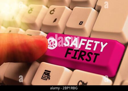 Sicherheit von Handschriftertext. Konzeptionelles Foto sagt früher, dass das Wichtigste darin besteht, sicher zu sein Stockfoto