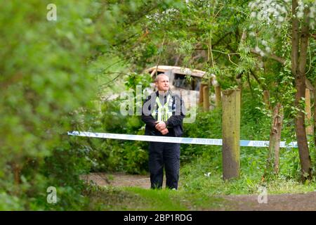 Ein Tatort Offizier bewacht ein ausgebranntes Fahrzeug in Shillington, wo der Fahrer des Unfalles das Fahrzeug floh. Stockfoto