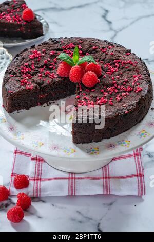 Schokolade und Himbeertorte garniert mit frischem Obst und Minze Stockfoto