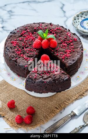 Schokolade und Himbeertorte garniert mit frischem Obst und Minze Stockfoto