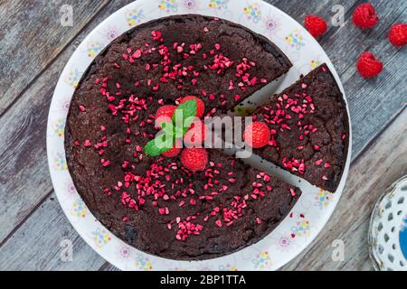 Schokolade und Himbeertorte garniert mit frischem Obst und Minze - Blick von oben Stockfoto