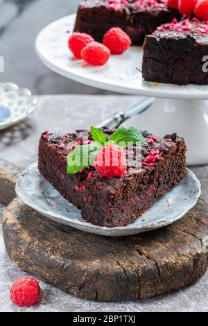 Schokolade und Himbeertorte garniert mit frischem Obst und Minze Stockfoto