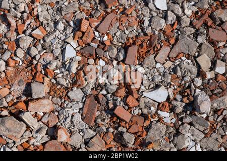 Trümmer Hintergrund oder Textur mit Stücken von Ziegeln, gebrochene Fliesen, Steine und Gips nach dem Gebäude Abriss verlassen Stockfoto