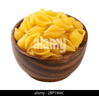 Conchiglie Rigate Pasta in Holzschale isoliert auf weißem Hintergrund Stockfoto