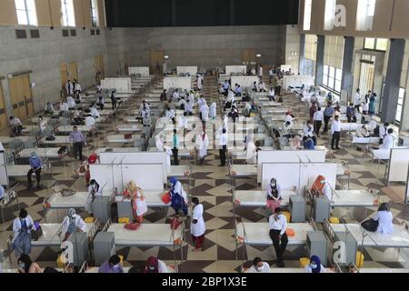 Dhaka. Mai 2020. Das Foto zeigt Beamte und Gesundheitsfachleute, die das Bashundhara COVID-19 Isolation Hospital (Temporary Health Centre) kurz nach seiner Einweihung am 17. Mai 2020 in Dhaka, Bangladesch besuchen. Während die COVID-19-Pandemie ungebrochen anhält, hat die Regierung von Bangladesch damit begonnen, provisorische Quarantäne- und Krankenhauseinrichtungen in der Hauptstadt Dhaka und anderswo im Land zu schnappen. Kredit: Str/Xinhua/Alamy Live News Stockfoto