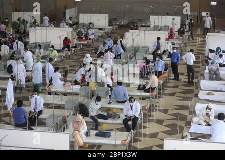 Dhaka. Mai 2020. Das Foto zeigt Beamte und Gesundheitsfachleute, die das Bashundhara COVID-19 Isolation Hospital (Temporary Health Centre) kurz nach seiner Einweihung am 17. Mai 2020 in Dhaka, Bangladesch besuchen. Während die COVID-19-Pandemie ungebrochen anhält, hat die Regierung von Bangladesch damit begonnen, provisorische Quarantäne- und Krankenhauseinrichtungen in der Hauptstadt Dhaka und anderswo im Land zu schnappen. Kredit: Str/Xinhua/Alamy Live News Stockfoto