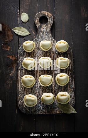 Ungewöhnliche Pralinen-Süßigkeiten mit alkoholisierten Kirschen in Form von russischen Knödeln Stockfoto