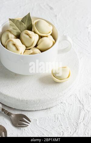 Ungewöhnliche Pralinen-Süßigkeiten mit alkoholisierten Kirschen in Form von russischen Knödeln Stockfoto