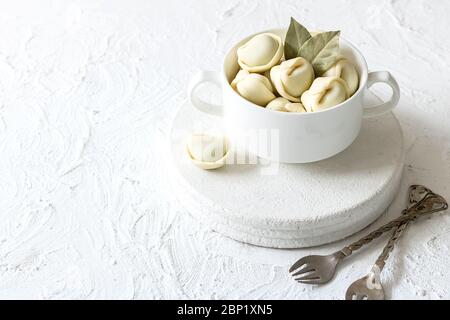 Ungewöhnliche Pralinen-Süßigkeiten mit alkoholisierten Kirschen in Form von russischen Knödeln Stockfoto