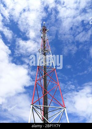 GSM (Global System for Mobile Communication) Basisstation und Repeater-Turm vor blauem Himmel Stockfoto