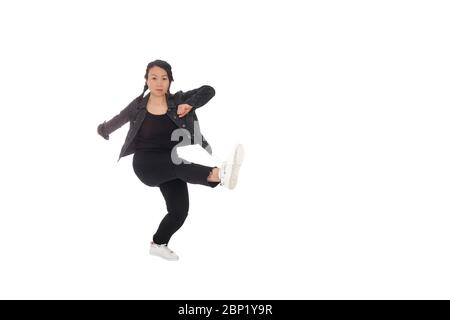 Asiatische junge Frau, die Kampfkunst in alltäglichen lässigen Straßenkleidung Stockfoto