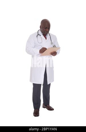 Afroamerikanischer Arzt mit Stethoskop, der Notizen auf einem Clipboard mit ernsthafter Ausdrucksweise liest Stockfoto