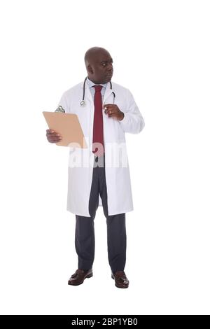 Afroamerikanischer Arzt mit Stethoskop und Clipboard, der mit einem ernsten Ausdruck zur Seite blickt Stockfoto