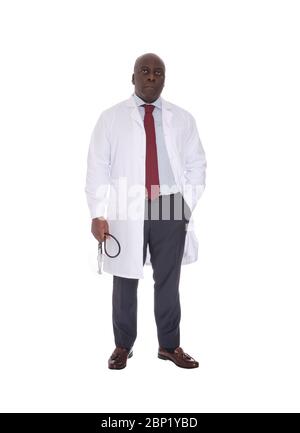 Afroamerikanischer Arzt mit Stethoskop, der die Kamera mit einem ernsten Ausdruck ansieht Stockfoto