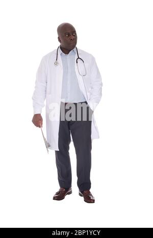 Afroamerikanischer Arzt mit Stethoskop und Clipboard, der mit einem ernsten Ausdruck zur Seite blickt Stockfoto
