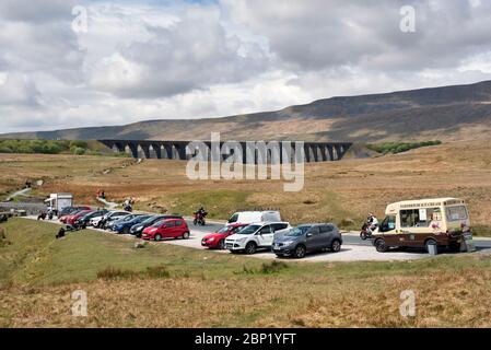 Das erste Wochenende der Lockdown-Lockdown-Lockerung von Covid-19 in England. Besucher und Erfrischungsbusse im Ribblehead, Yorkshire Dales National Park.das berühmte Viadukt ist eine große Besucherattraktion. Der Zustrom von Besuchern zu den Yorkshire Dales erwies sich weniger als zu einigen anderen ländlichen Schönheiten wie dem Peak District. Quelle: John Bentley/Alamy Live News Stockfoto