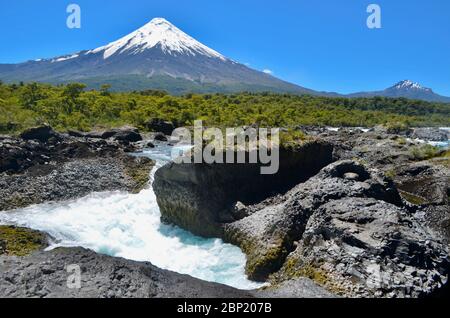 Blick auf den Vulkan Osorno von den Petrohue-Sprüngen, Chile Stockfoto