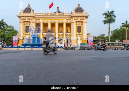 Hanoi, Vietnam - 30. April 2018: Opernhaus, mit Verkehr auf der Straße und einem Motorrad im Vordergrund Stockfoto