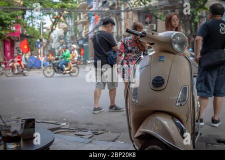 Hanoi, Vietnam - 30. April 2018: Unkennbare Menschen, der Hoan Kiem See und der Schildkrötenturm, Hanoi, Vietnam Stockfoto