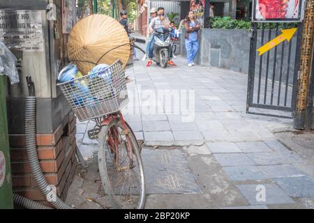 Hanoi, Vietnam - 28. April 2018: Straßenszene mit Strohhut, Fahrrädern und einigen Leuten im Hintergrund Stockfoto