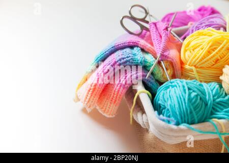 Socken in Wollgestrick, Regenbogenstreifen. Garnknäuel zum Stricken. Stockfoto