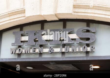 Bordeaux , Aquitaine / Frankreich - 05 12 2020 : IKKS Logo Zeichen Mode-Shop Junior Männer und Frauen Stockfoto