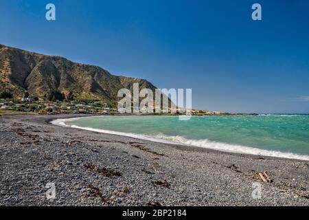 Kiesstrand, Dorf Ngawi, über Palliser Bay, Cook Strait, Cape Palliser Road, South Wairarapa Coast, Wellington Region, Nordinsel, Neuseeland Stockfoto